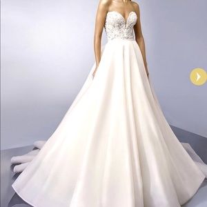 3,000 for dress and Vail  cost 5,200 size 8